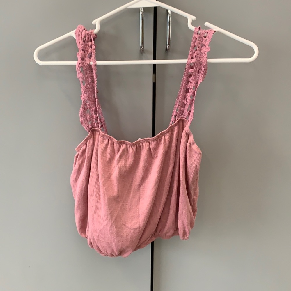Me to We medium pink crop top